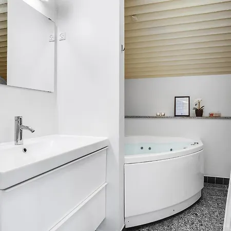 Lovely In With Sauna Hébergement de vacances *